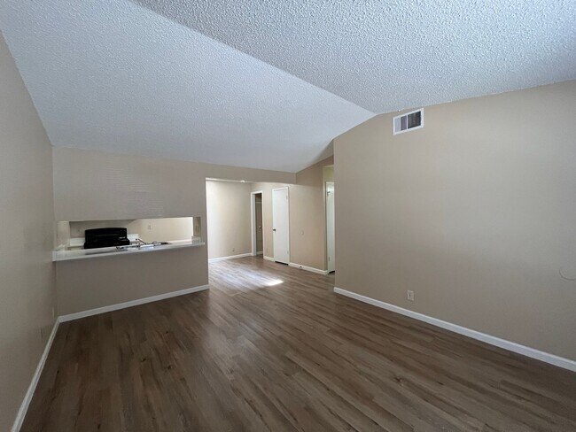 Building Photo - 5525 Lochmoor