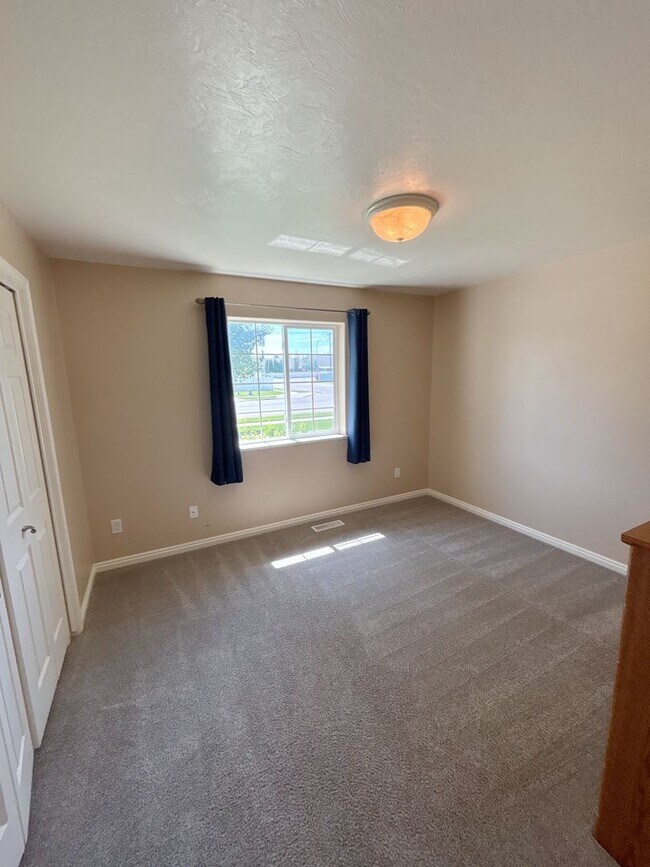 Building Photo - 2456 Brandon Dr