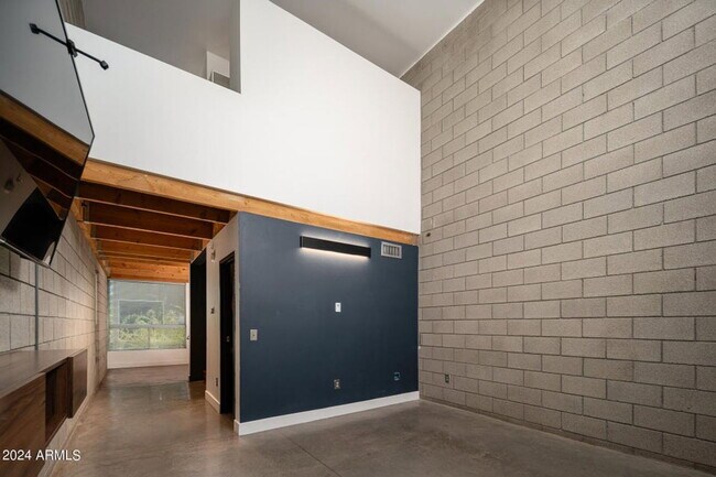 Building Photo - 537 E Willetta St