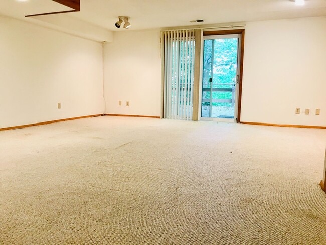 Building Photo - Beautiful 3-Bed/2.5-Bath Townhome in Aston...
