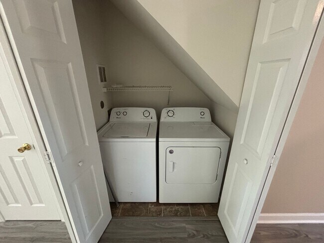 Building Photo - 3 Bed 2.5 Bath Town Home in Carleton Place ~ Students Welcome with Co-Signers!