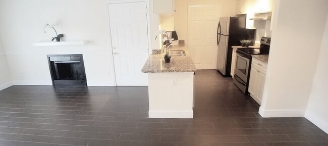 Building Photo - Beautiful 1/1 Wood Floor Condo With a Beau...