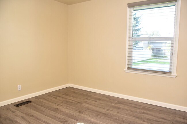 Building Photo - Steilacoom 2 Bed 1 Bath with Large Fenced in Backyard