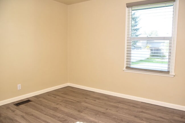 Building Photo - Updated 2 Bed 1 Bath on Large lot with Fenced Backyard and detached Garage!