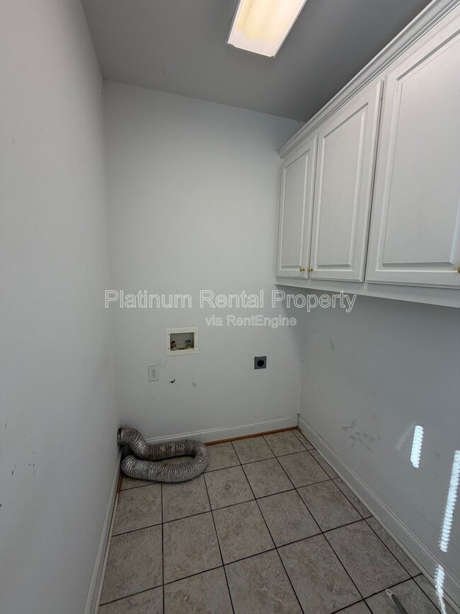 Building Photo - 3440 Alexander Cir