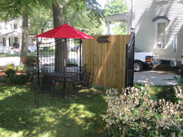 Patio table - 1107 State St