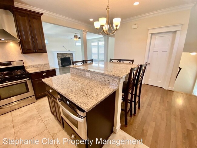Building Photo - 3 br, 3.5 bath House - 4450 Lookout Road #B