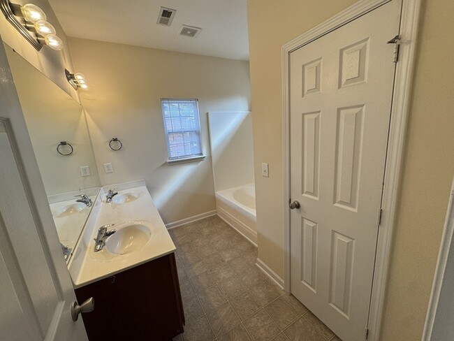 Building Photo - Beautiful 3 Bedroom in Cary Available NOW!