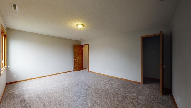 Building Photo - Beautiful Home - Available Augst 2026