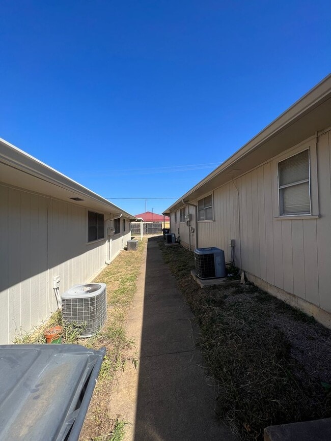 Building Photo - TriPlexes *LEASING SPECIAL AVAILABLE*