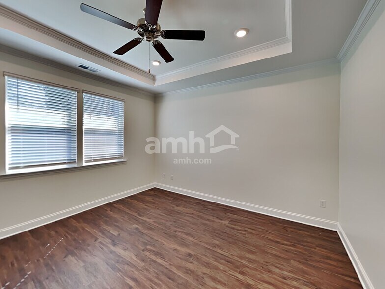 Building Photo - 566 Rivermist Dr