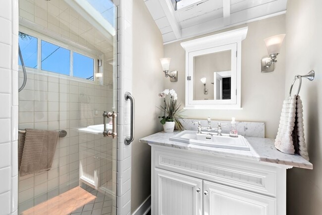 Building Photo - Woods Cove Beach House