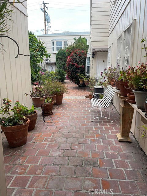 Building Photo - 135 1/2 Canon Drive Apt #135, Beverly Hills, CA 90212 - 2 BR 2 BA condo