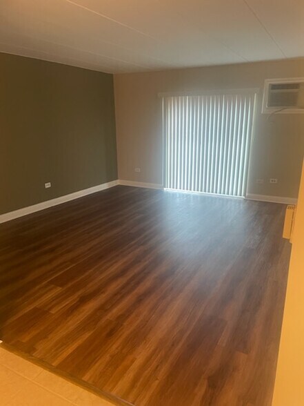 Building Photo - 580 Lawrence Ave