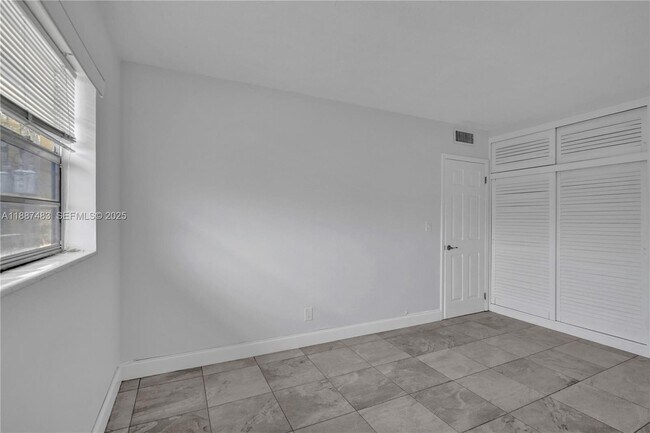 Building Photo - 5050 Bayview Dr