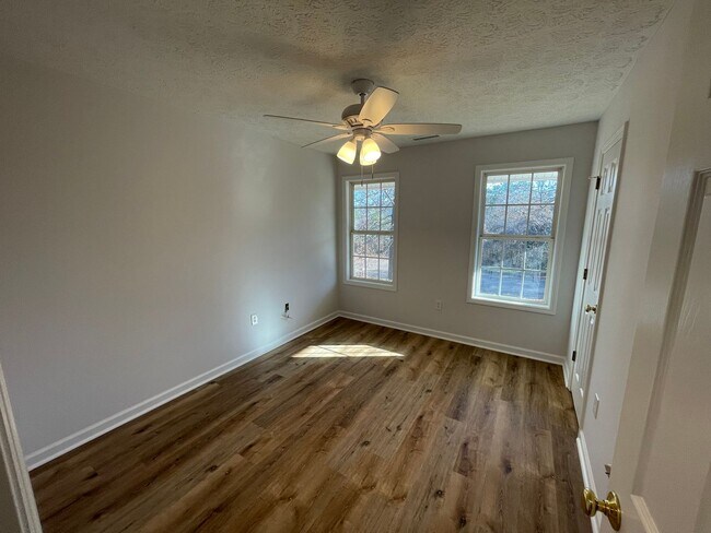 Building Photo - Updated 3/2 House in Silver Creek- $1,495