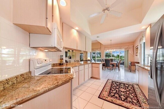 Building Photo - 8073 SE Double Tree Dr