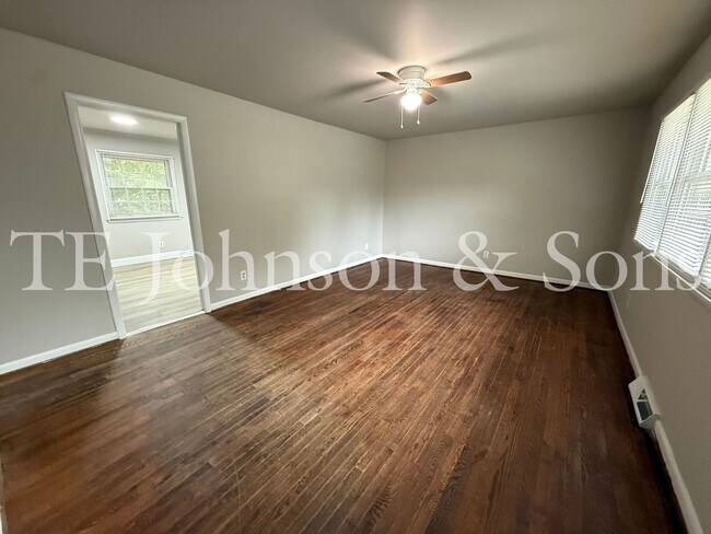 Building Photo - Newly Renovated 4 Bedroom Home with Hardwood Floors & Central A/C in Winston-Salem