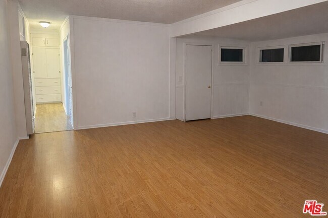 Building Photo - 993 W Hays St