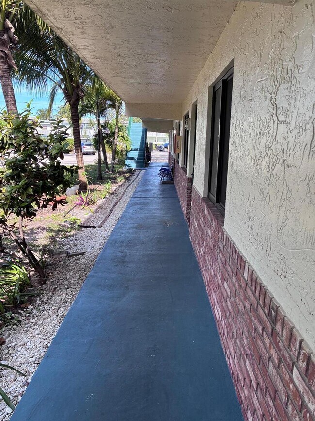 Building Photo - 1028 NE 39th Dr