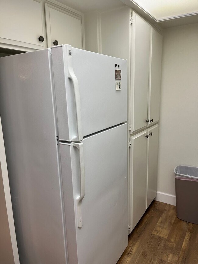 Building Photo - Spacious 1 bed, 2 bath condo - Available December 1st ($2500/month)