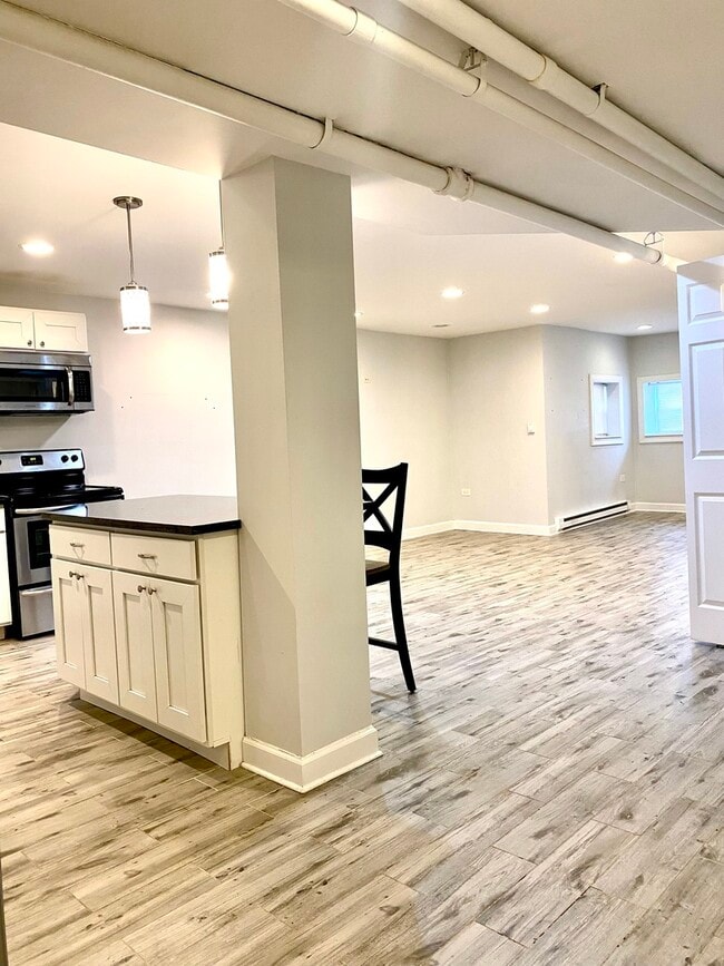 Building Photo - 1721 W Bryn Mawr Ave