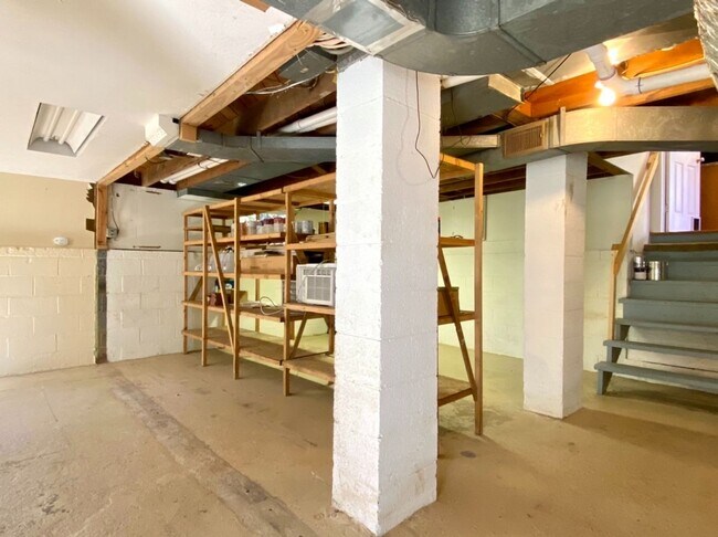 Building Photo - Beautiful Creekside Cottage in North Asheville