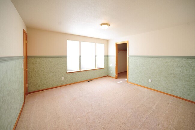 Building Photo - South Richland Home with Large Yard