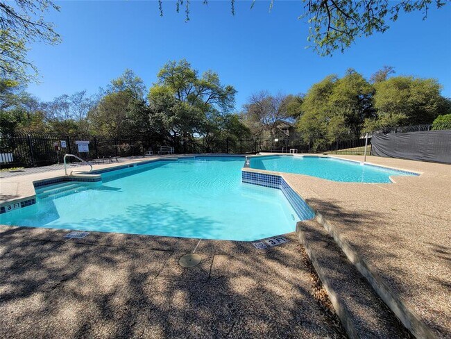 Building Photo - 1015 E Yager Ln