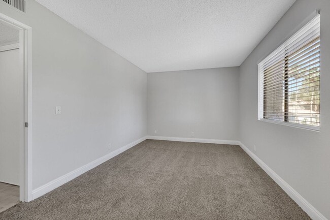 Building Photo - Upgraded 2 bedroom in gated community