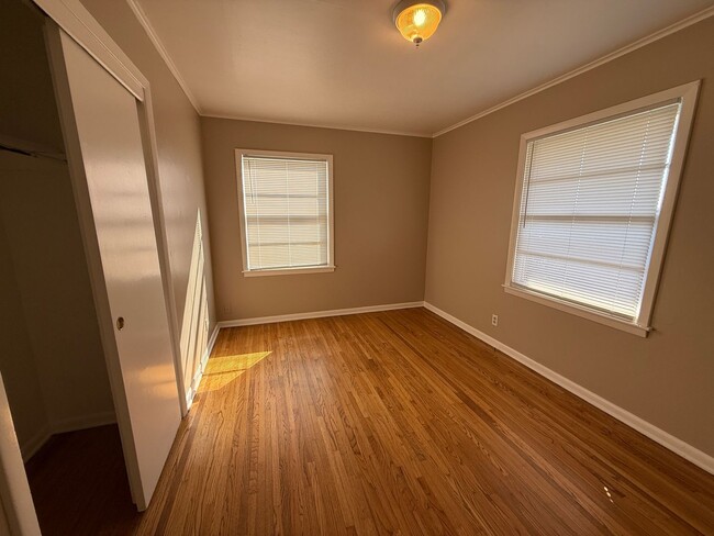 Building Photo - 3 Bed, 1.5 Bath Fenced Pets Allowed