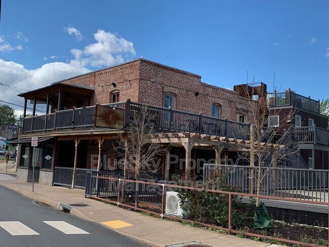 Building Photo - 1000 Monticello Rd