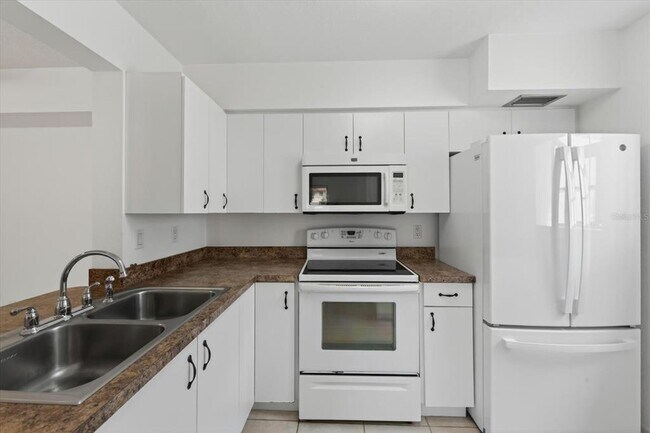 Building Photo - 5735 Gardens Dr