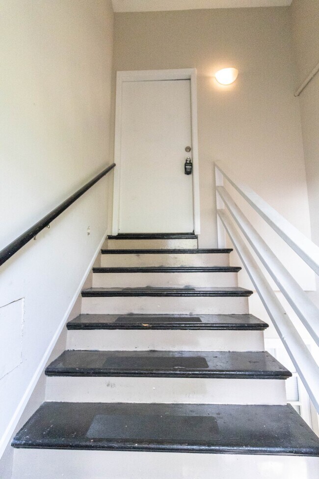 Building Photo - 602 Caswell Ave