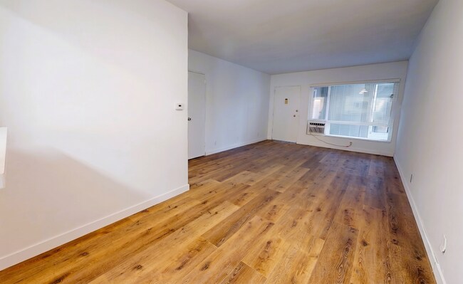 Interior Photo - 1815 N. Harvard Blvd