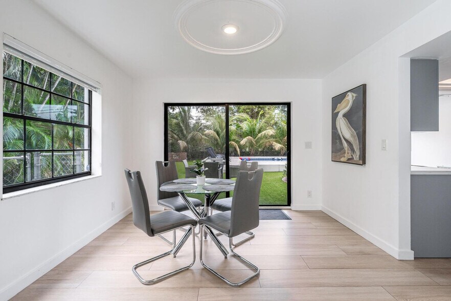 Building Photo - 809 SW 14th Ct