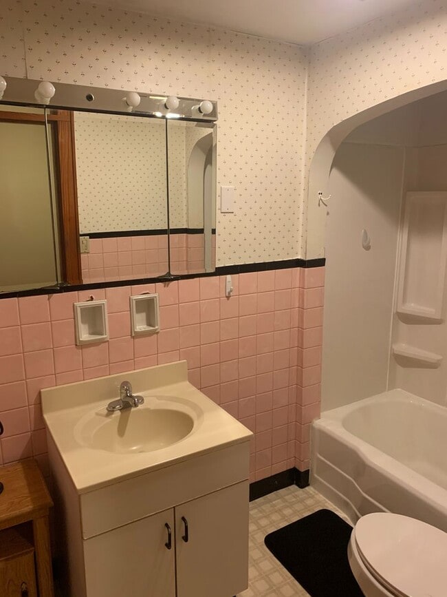 Building Photo - 3 Dion St