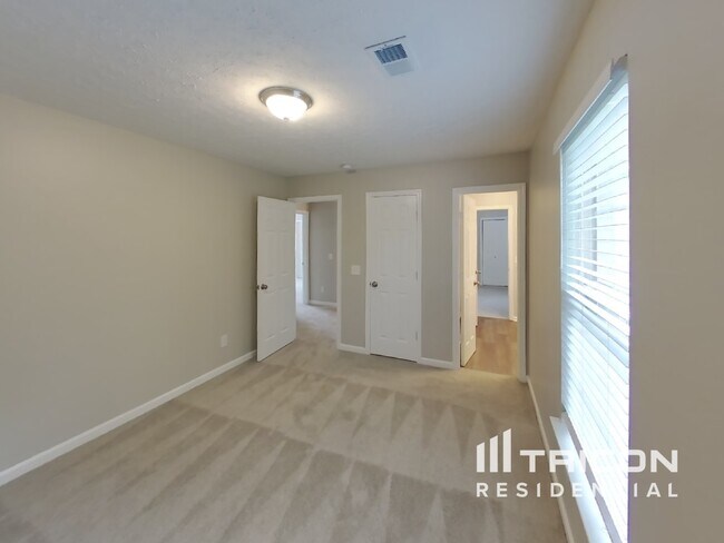 Building Photo - 283 Iris Dr