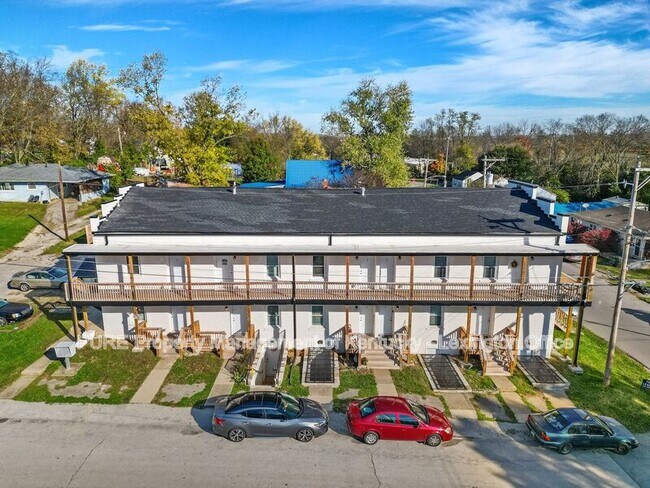 Building Photo - 725 E College St