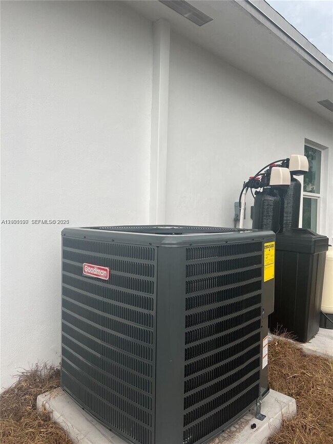 Building Photo - 1125 Milwaukee Blvd