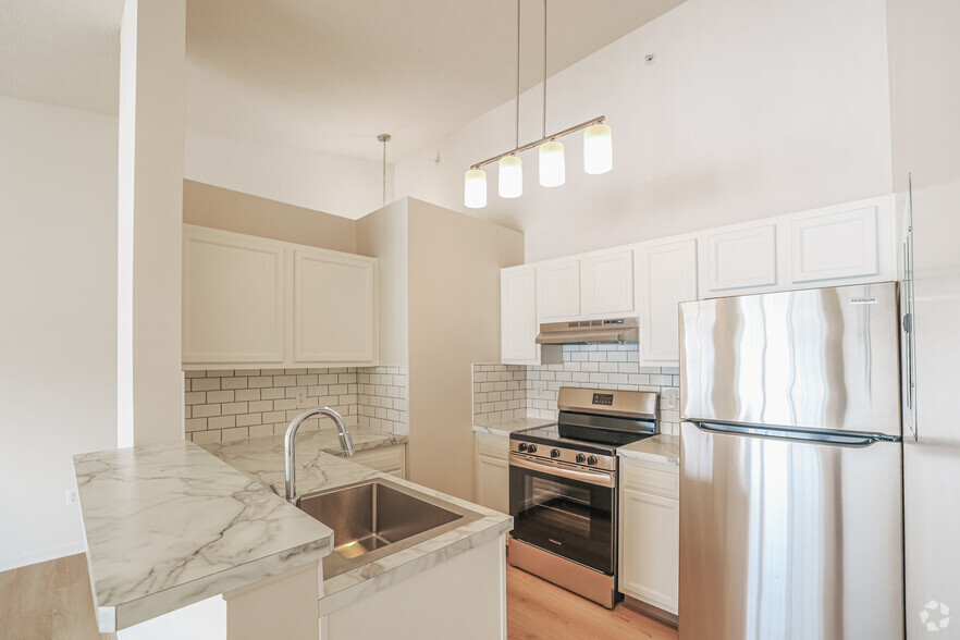 1BD, 1BA - 928SF - Kitchen - Stratford Crossings