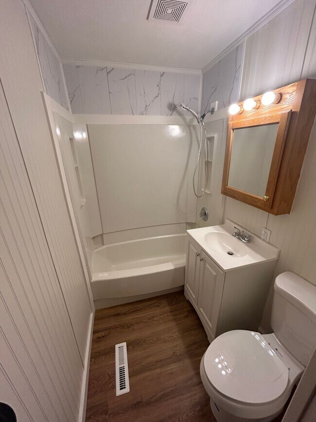 Building Photo - 122S