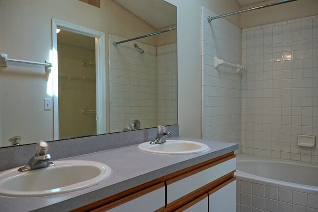 Building Photo - 551 Carambola Ave