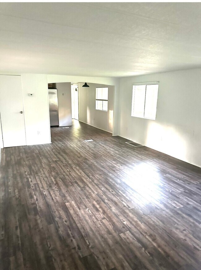 Building Photo - 933 S Pine Lake Rd
