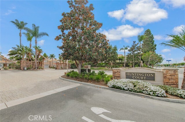 Building Photo - 9042 Santiago Dr