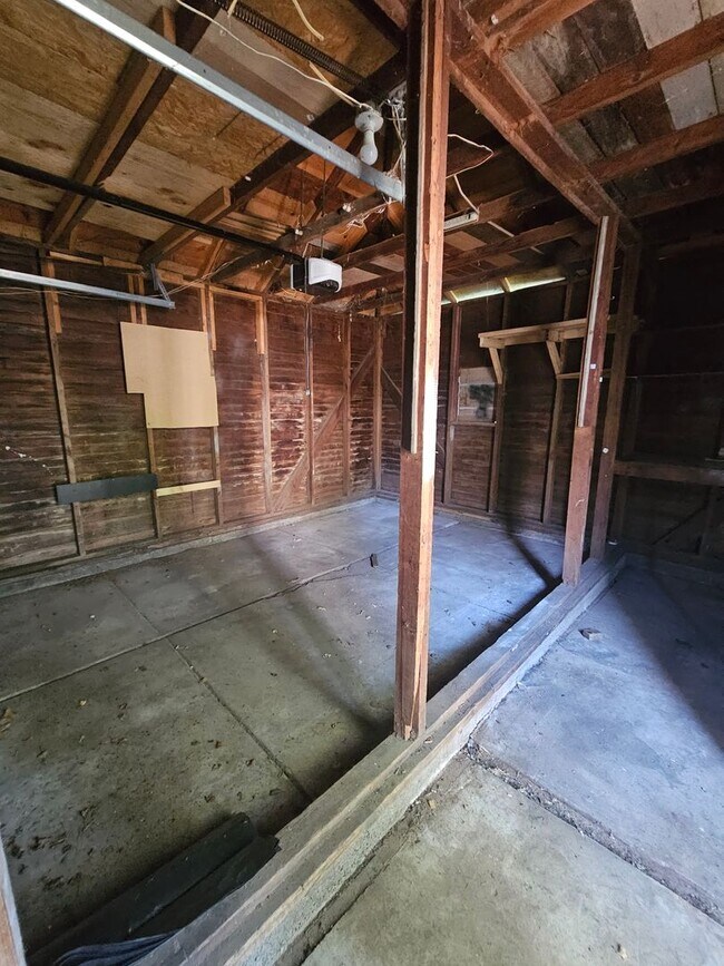 Building Photo - 2 bedroom | 1 bathroom | 1 car detached shop or garage | Large lot | Pets welcome!