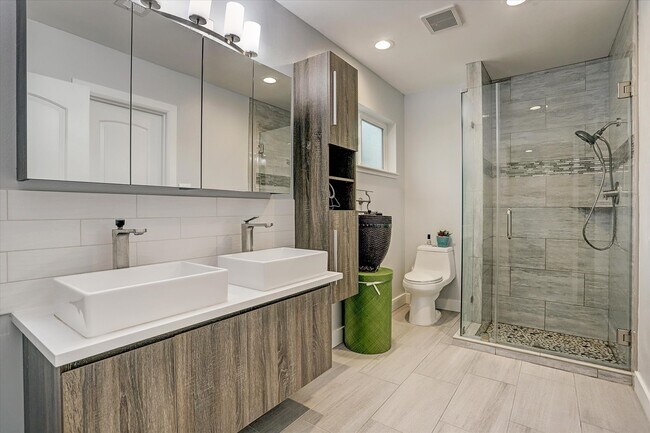 Building Photo - 1101 Guinea Dr