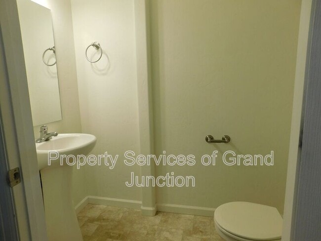 Building Photo - 621 Zenith Ln