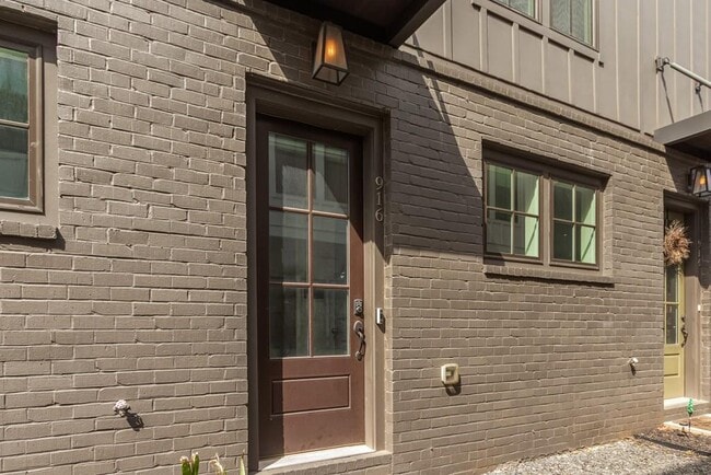 Building Photo - 916 Brees Ct