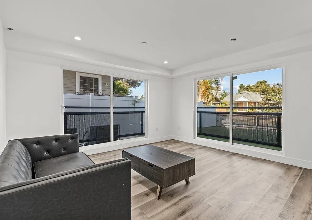 Building Photo - 1112 W 40th Pl